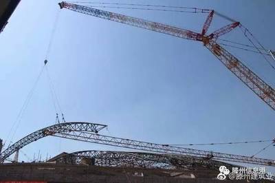 滕州街头现&ldquo;最帅撑伞哥&rdquo; c北辛中学善国校区招生简章 c商家倾倒高温炉灰烫伤6岁儿童 c奥林匹克中心游泳馆主体结构完工